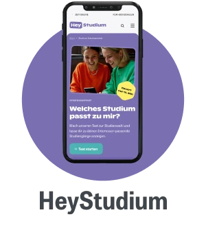 Smartphone zeigt die Webseite "Hey Studium" mit Informationen zur Studienwahl und einem interaktiven Test. Zwei junge Frauen lächeln und diskutieren.